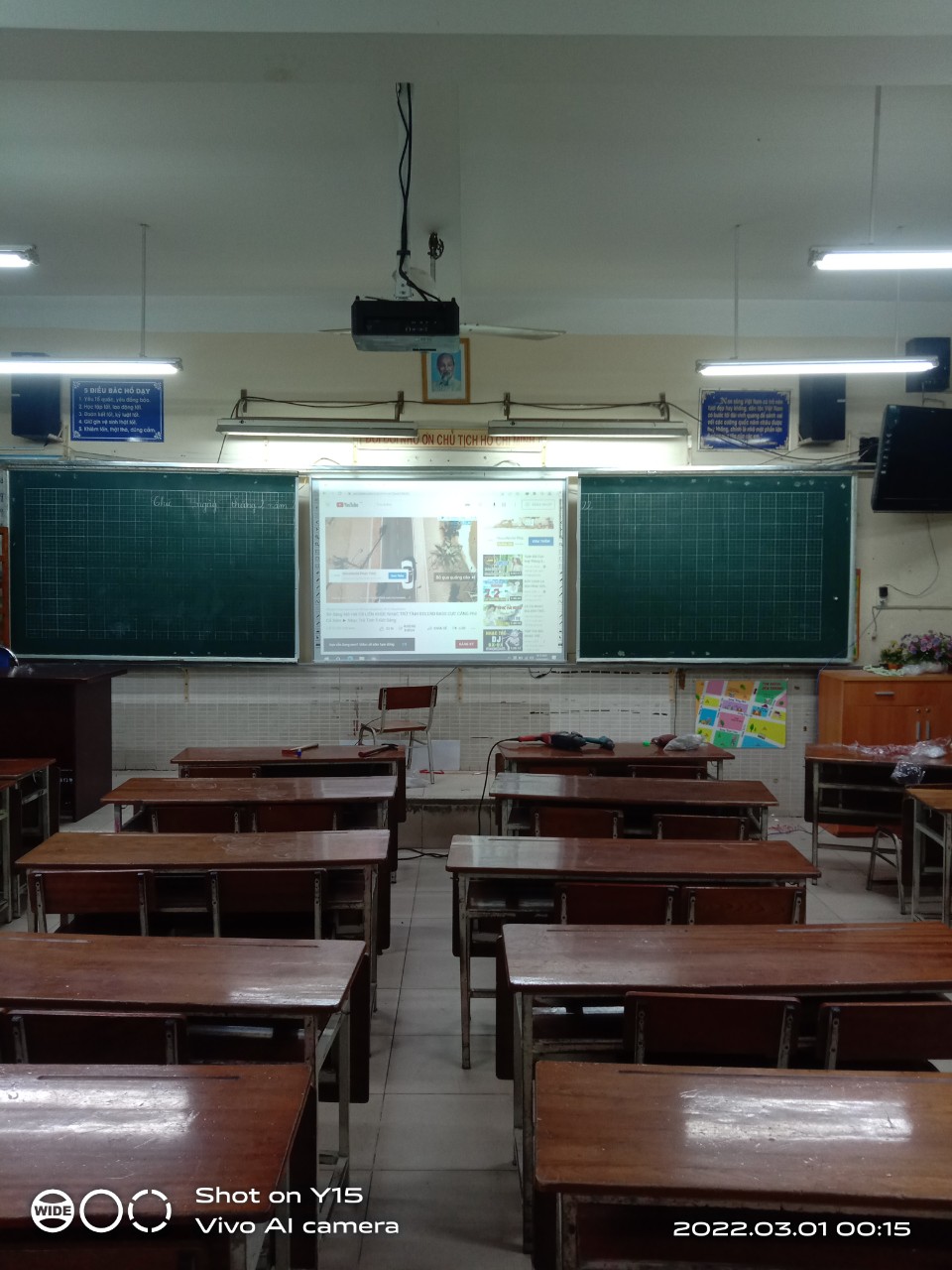 Khung lùa bảng từ và bảng tương tác